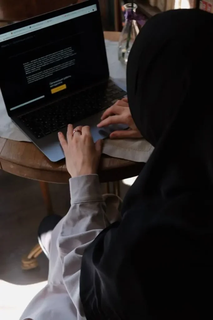 a-focused-digital-marketer-working-on-analytics-at-her-workspace-reflecting-the-expertise-of-the-best-digital-marketing-strategist-in-calicut