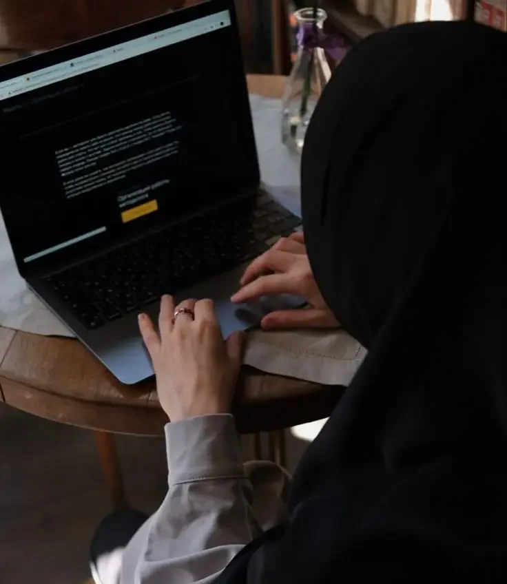 a-focused-digital-marketer-working-on-analytics-at-her-workspace-reflecting-the-expertise-of-the-best-digital-marketing-strategist-in-calicut